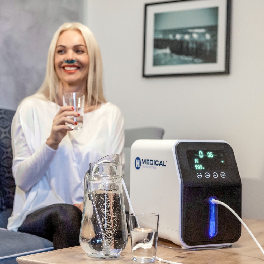Klientka při inhalaci molekulárního vodíku s generátorem H2